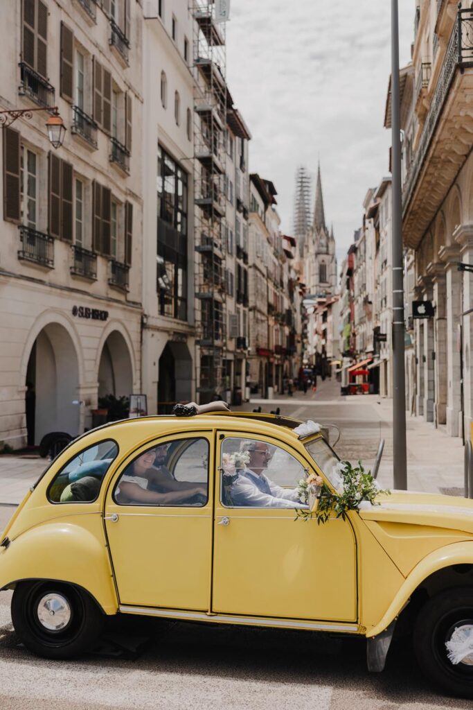 arrivée des mariés lors de leur mariage à bayonne dans le pays basque