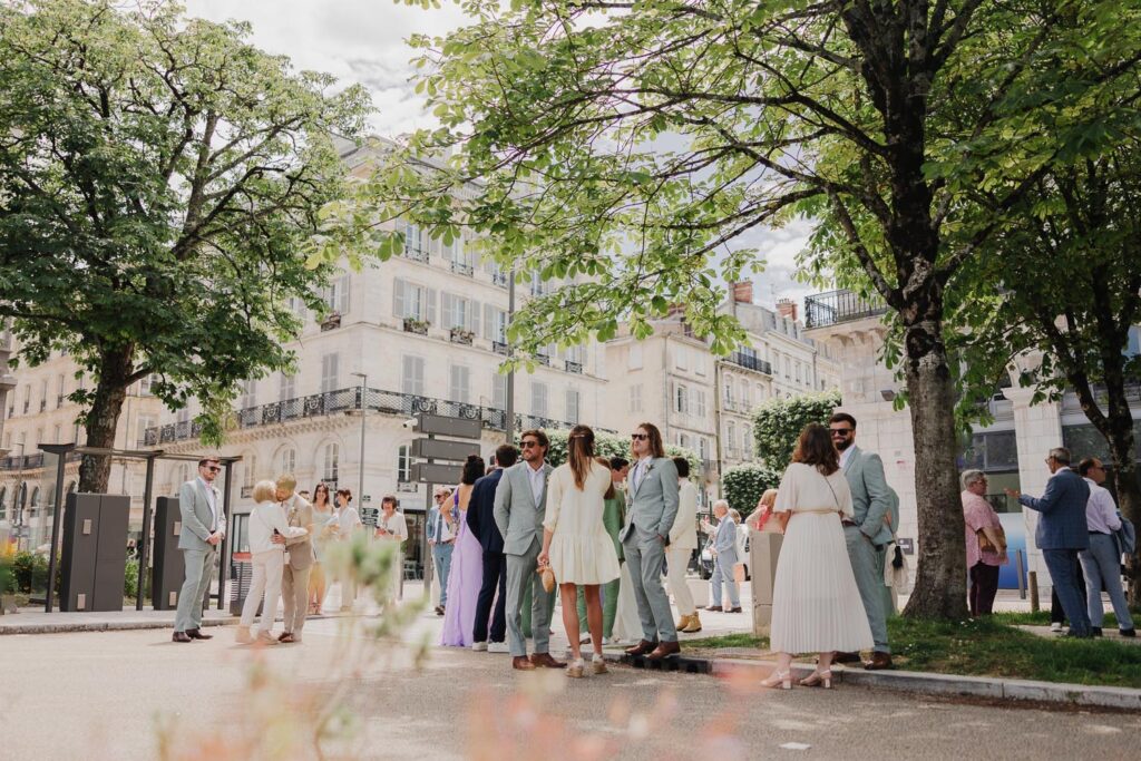 invités d'un mariage à bayonne lors de l'arrivée à la mairie