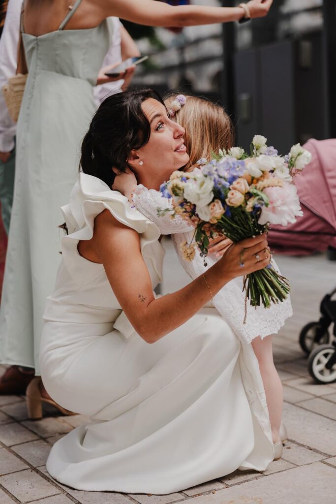 invités d'un mariage à bayonne lors de l'arrivée à la mairie