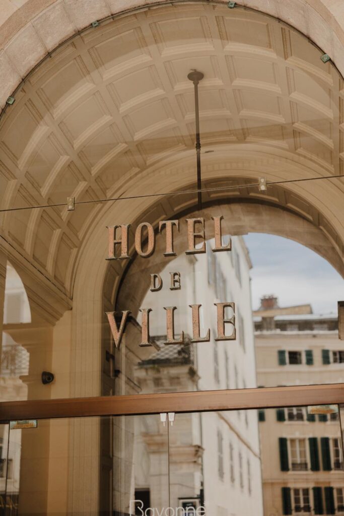 facade de l'hotel de ville de bayonne lors d'un maraige