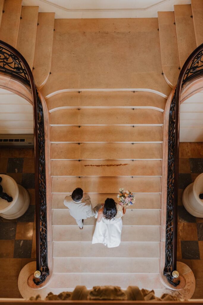 montée des marches de la mairie lors d'un mariage à bayonne dans le pays basque