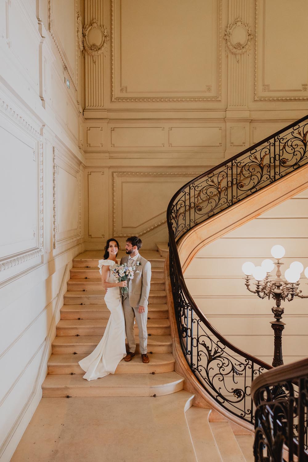 mariés dans l'escalier de la mairie de bayonne pour leur mariage au pays basque
