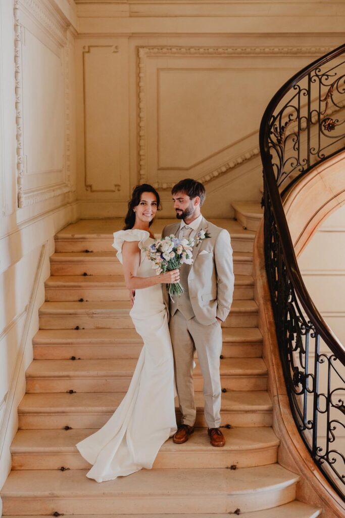 mariés dans l'escalier de la mairie de bayonne pour leur mariage au pays basque