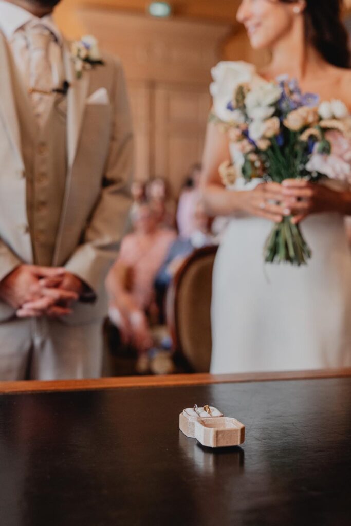 alliances des mariés pendant leur cérémonie à la mairie de bayonne au pays-basque