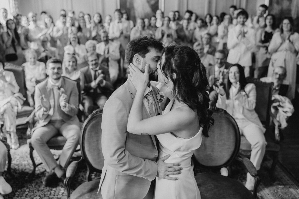 mariés qui s'embrassent pendant leur cérémonie de mariage à la mairie de bayonne