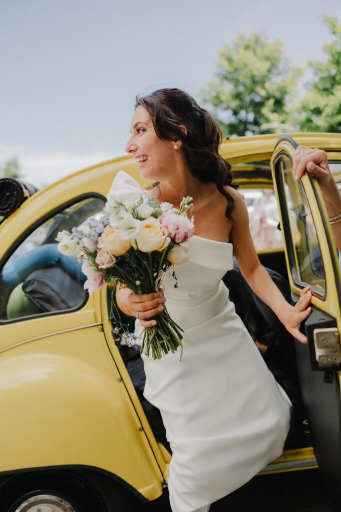 arrivée des mariés lors de leur mariage à bayonne dans le pays basque