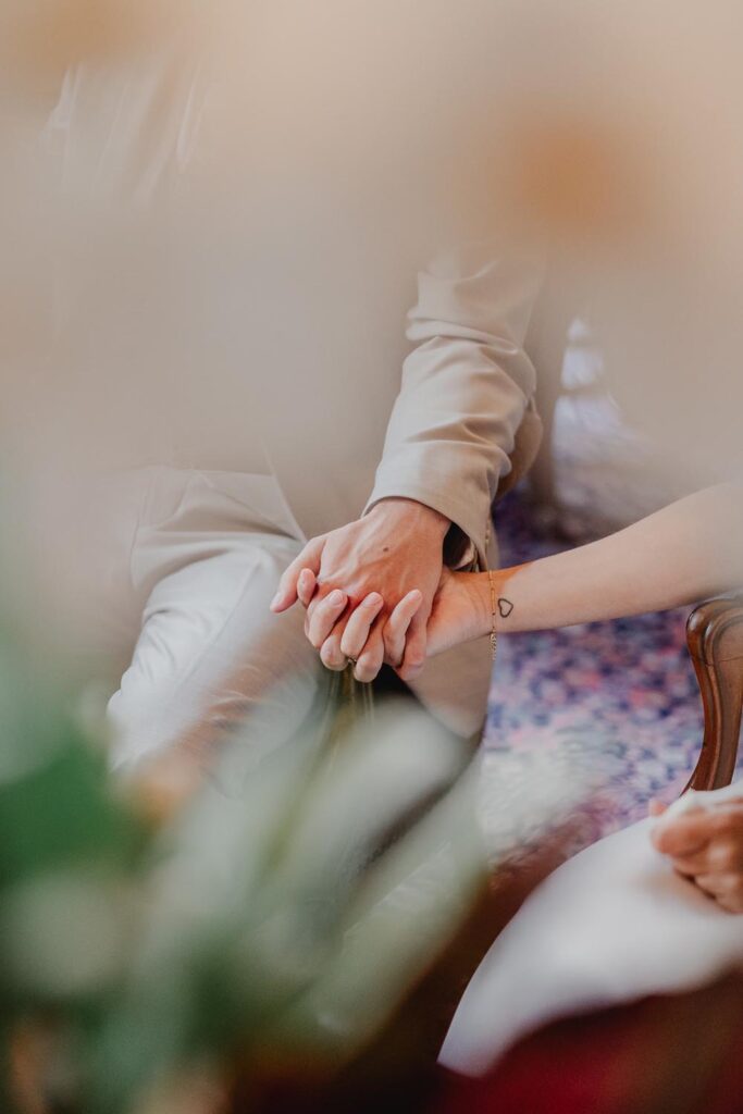 mariés qui se tiennent la main lors de leur cérémonie de mariage à bayonne