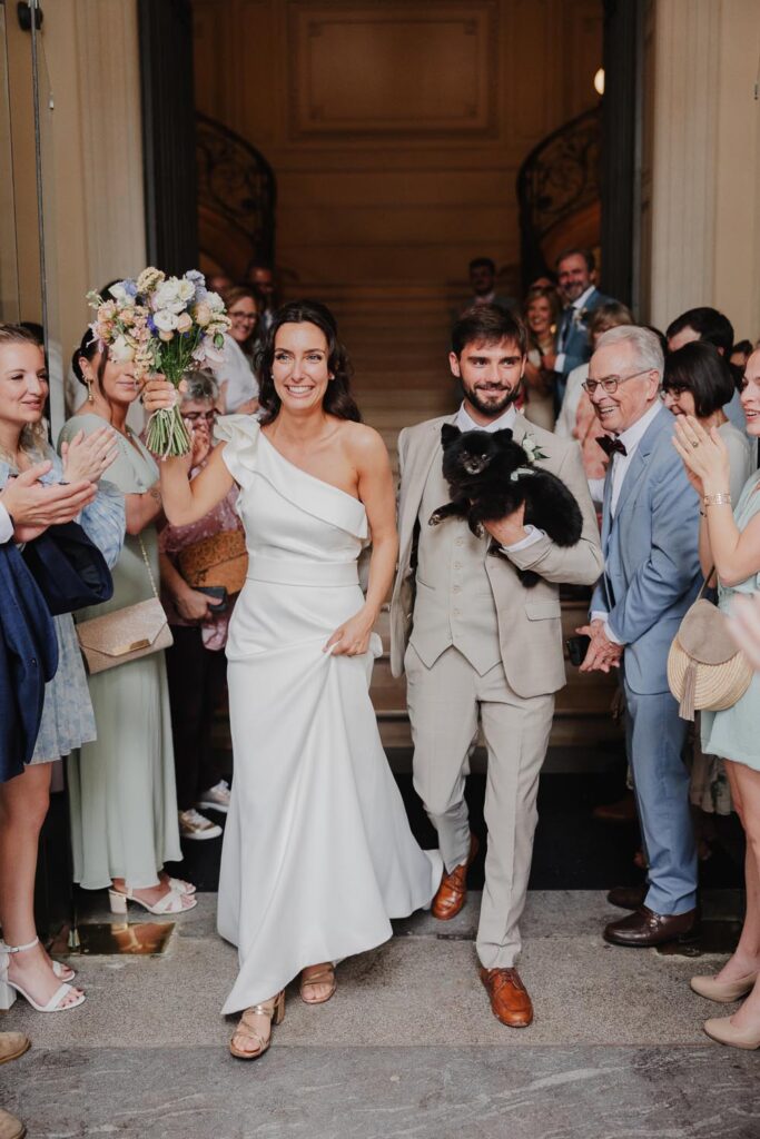 sortie des mariés lors d'un mariage à bayonne dans le pays basque