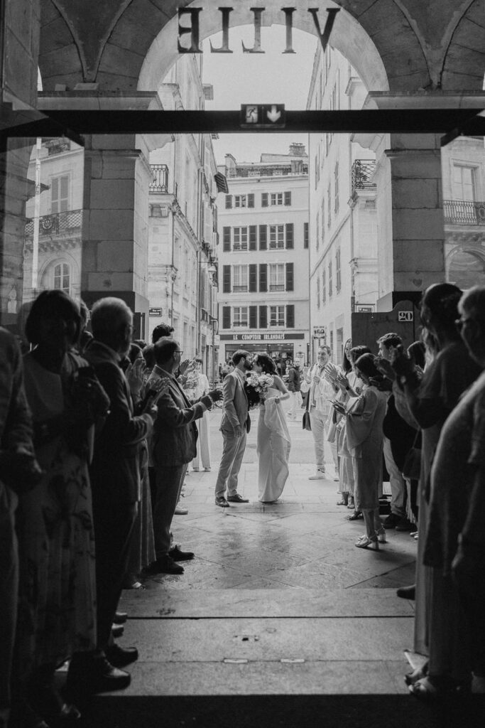 sortie des mariés lors d'un mariage à bayonne dans le pays basque