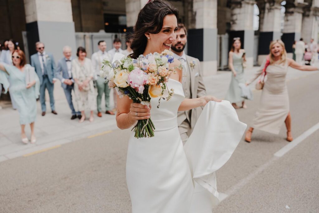sortie des mariés lors d'un mariage à bayonne dans le pays basque