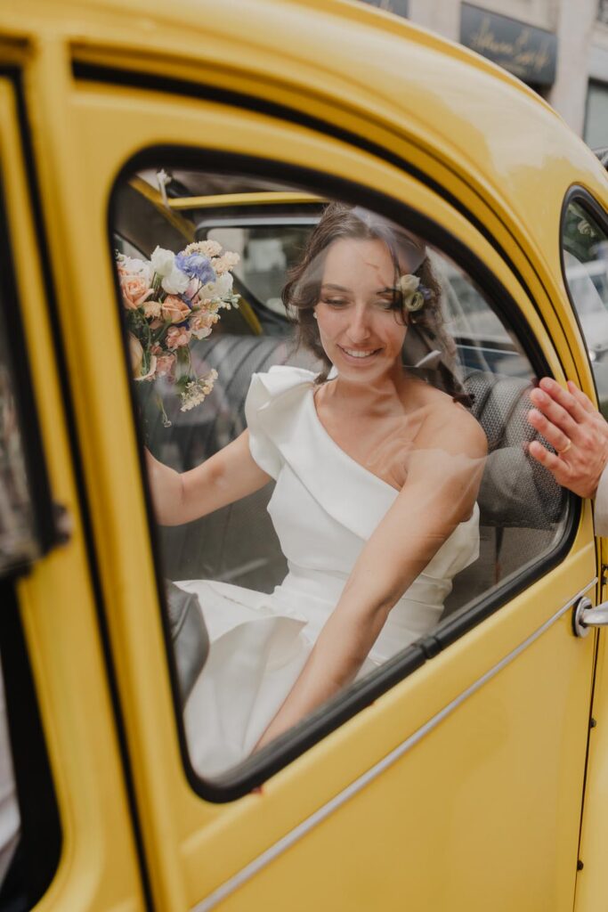 mariée dans la voiture après sa cérémonie de mariage à bayonne
