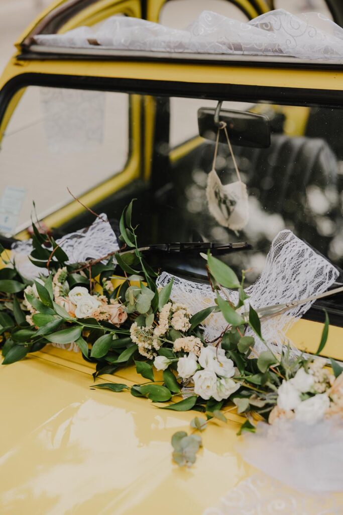 arrivée des mariés lors de leur mariage à bayonne dans le pays basque