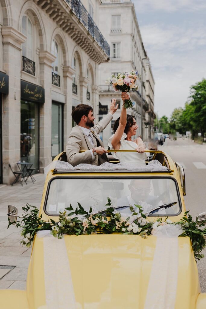 mariés dans leur voiture qui partent de la cérémonie de mariage à bayonne