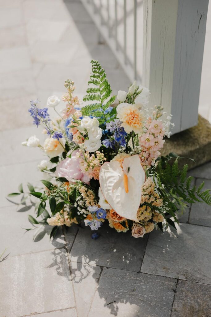 bouquet de fleurs lors d'une cérémonie laïque de mariage au chateau de biscay