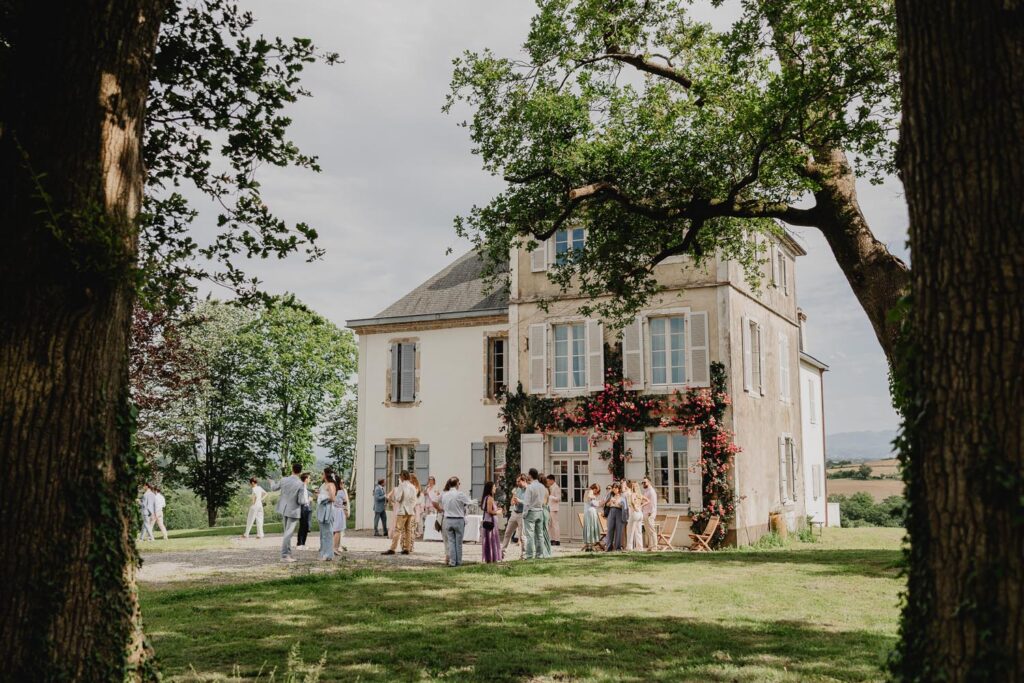 invités qui arrivent au chateau de biscay lors d'un mariage