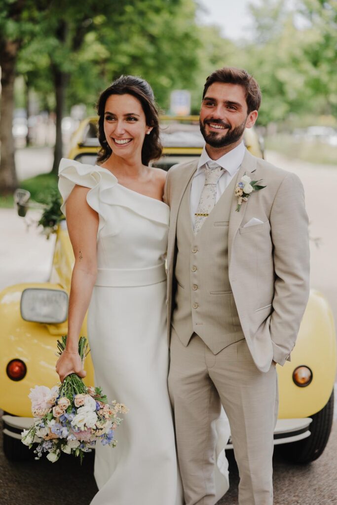 arrivée des mariés lors de leur mariage à bayonne dans le pays basque