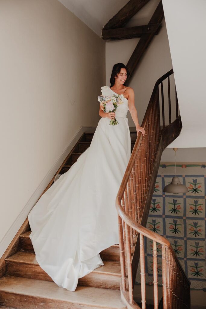 portrait de la mariée dans les escaliers du chateau de biscay