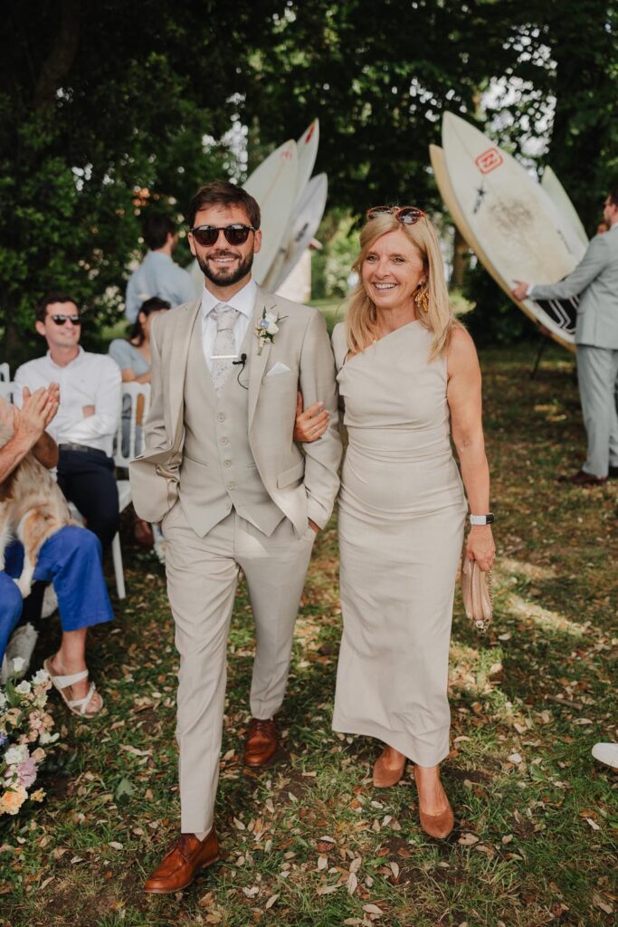 entrée des mariés lors de leur cérémonie dans les jardins du château biscay