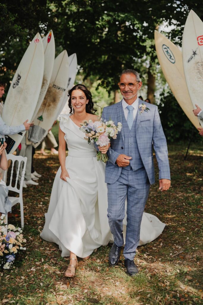 entrée des mariés lors de leur cérémonie dans les jardins du château biscay