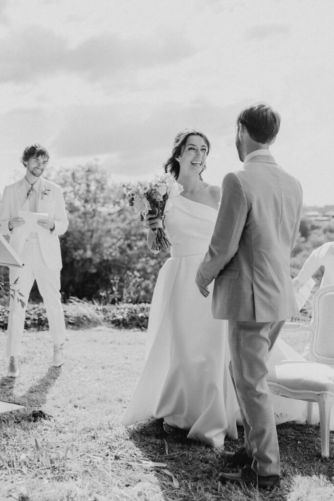 mariés qui se regardent pendant leur cérémonie de mariage au château de biscay