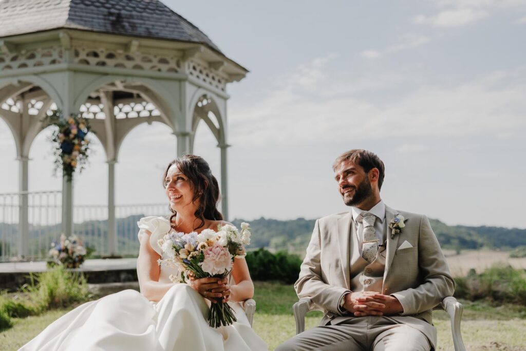 mariés qui rigolent lors de leur cérémonie dans les jardins du château biscay