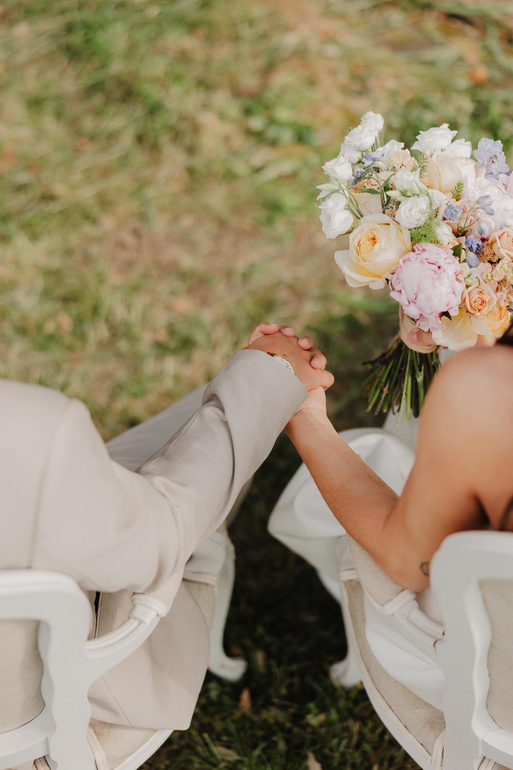 mariés qui se tiennent la main pendant leur cérémonie de mariage au château de biscay