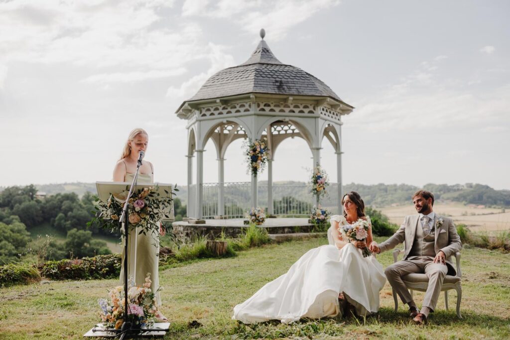 discours de la témoin pendant une cérémonie de mariage au château de biscay