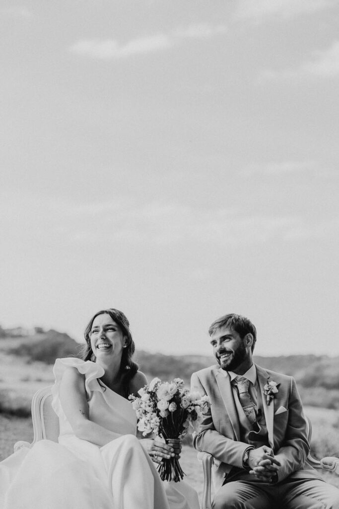 mariés qui sourient pendant leur cérémonie de mariage au château de biscay
