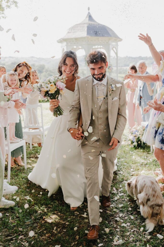 mariés qui sortent de leur cérémonie au chateau de biscay