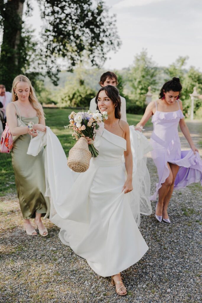 mariée et ses témoins dans les jardins du chateau de biscay