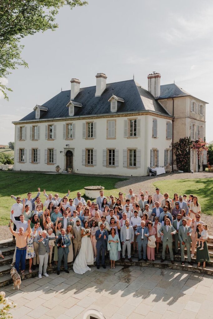 photo de groupe de mariage devant le chateau de biscay