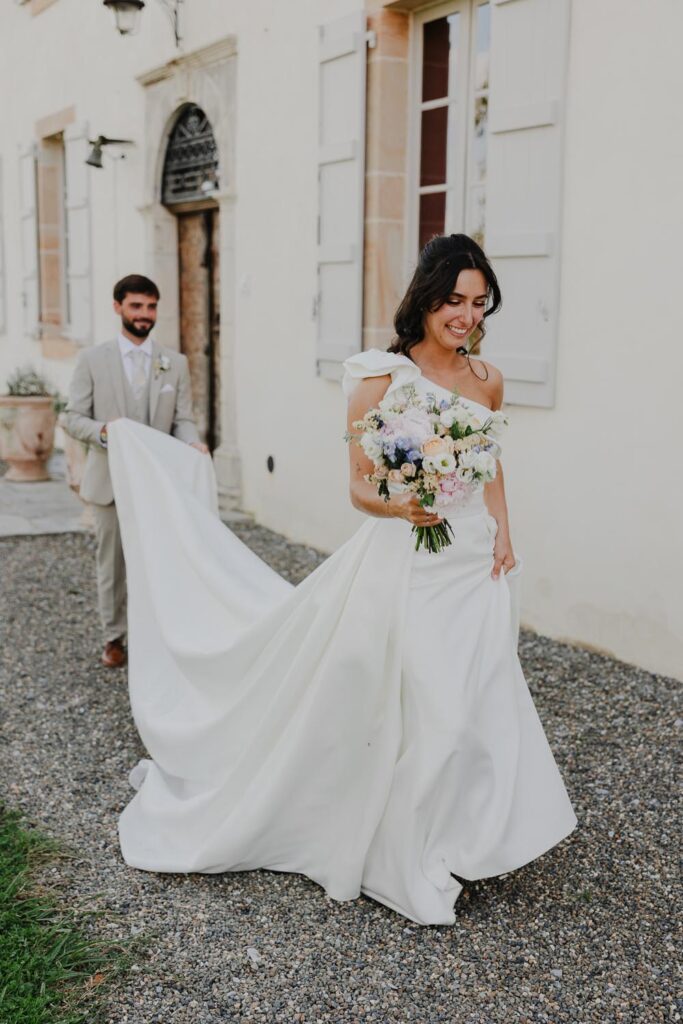 mariés qui marchent devant le chateau de biscay pour leurs photos de couple