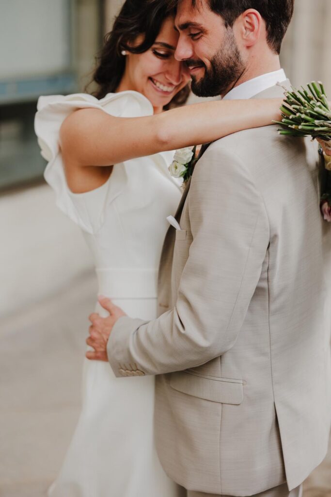photo de couple des mariés pendant leur mariage à bayonne