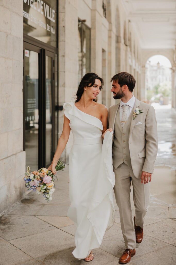 photo de couple des mariés pendant leur mariage à bayonne