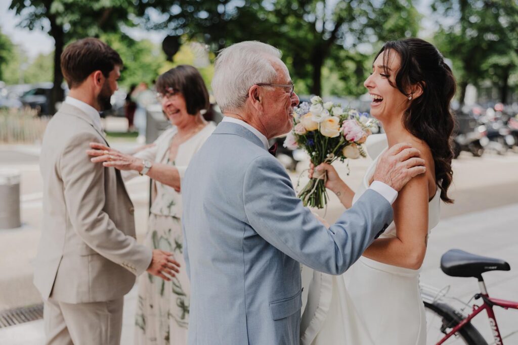 invités d'un mariage à bayonne lors de l'arrivée à la mairie