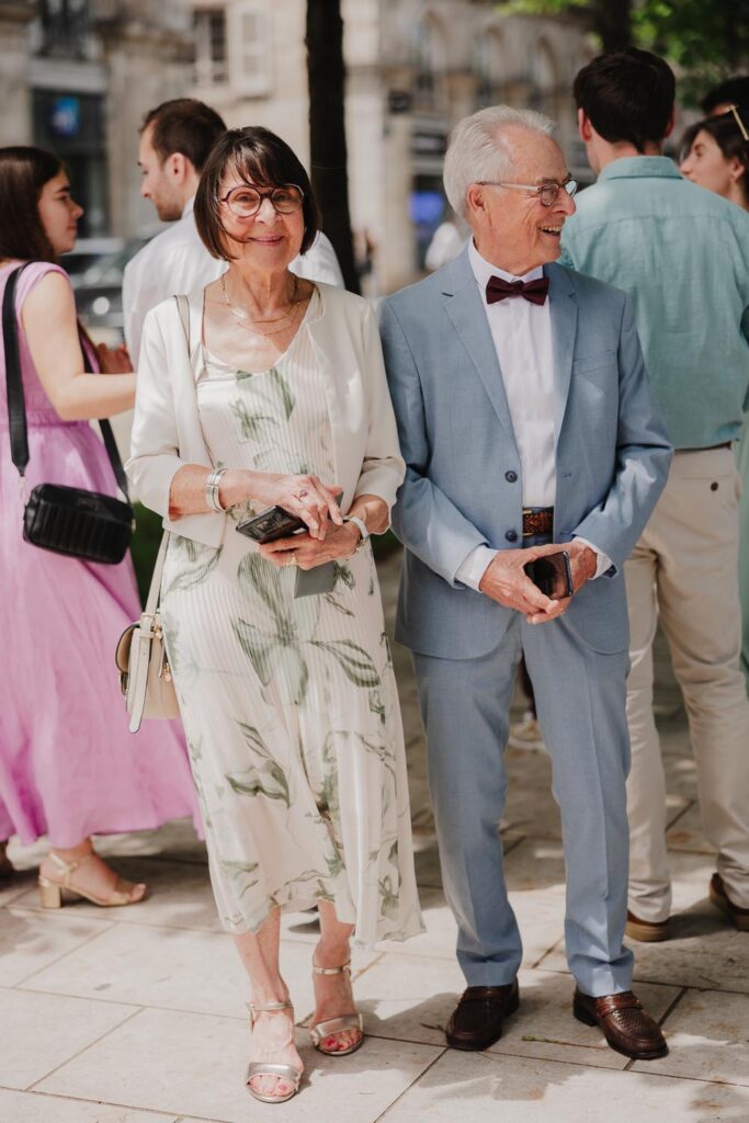 invités d'un mariage à bayonne lors de l'arrivée à la mairie