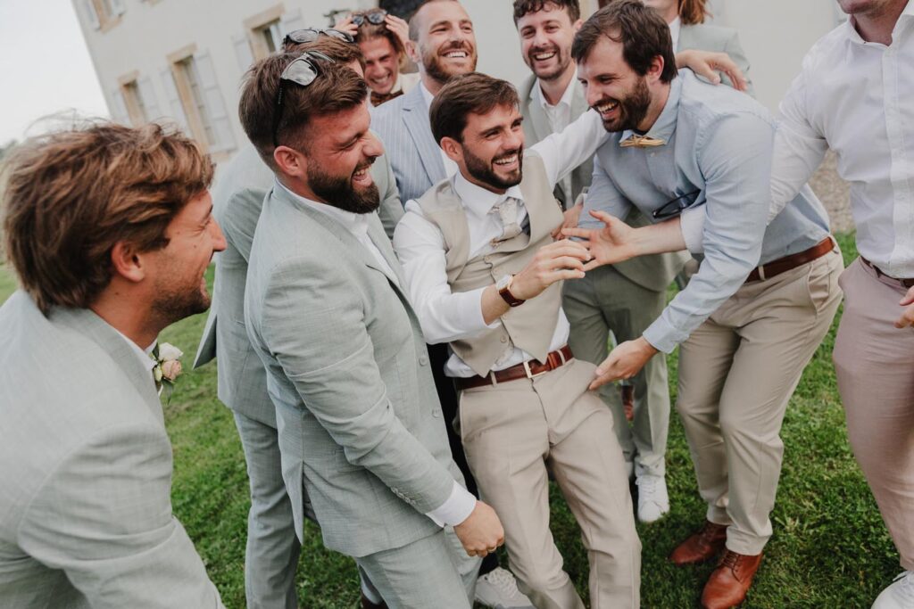photo des témoins lors d'un mariage au château de biscay