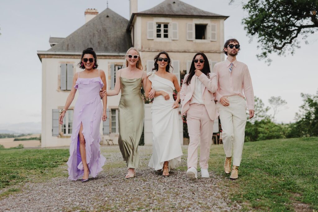 photo des témoins lors d'un mariage au château de biscay