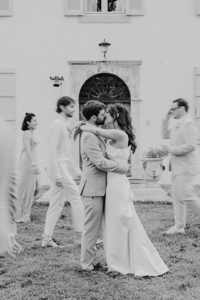 photo des mariés et des témoins lors d'un mariage au château de biscay