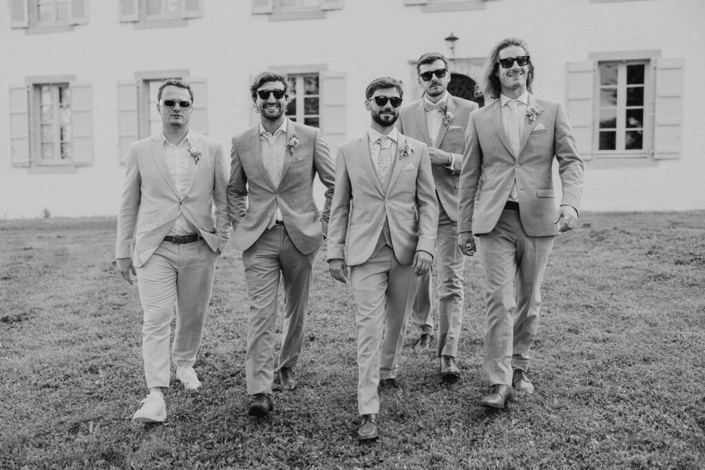 photo des témoins lors d'un mariage au château de biscay