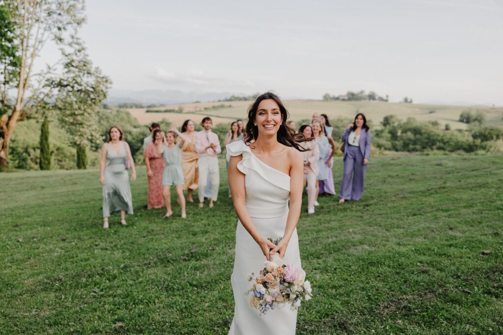 lancer de bouquet de la mariée dans les jardins du château de biscay au pays basque