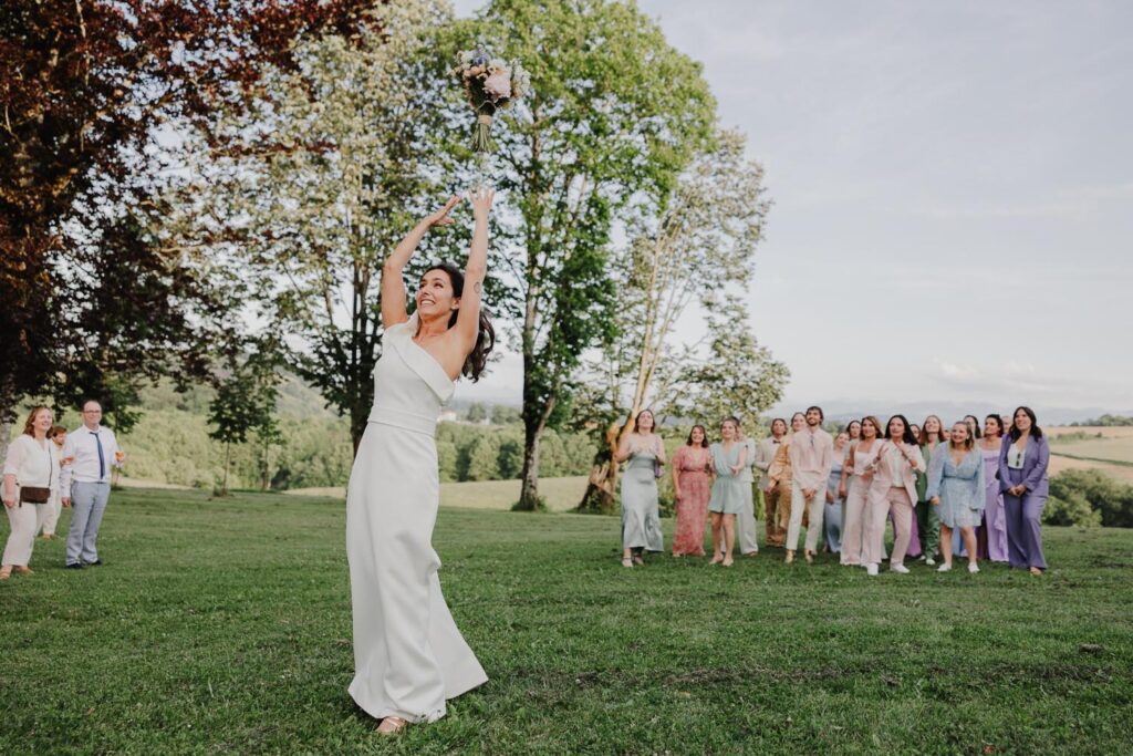 lancer de bouquet de la mariée dans les jardins du château de biscay au pays basque
