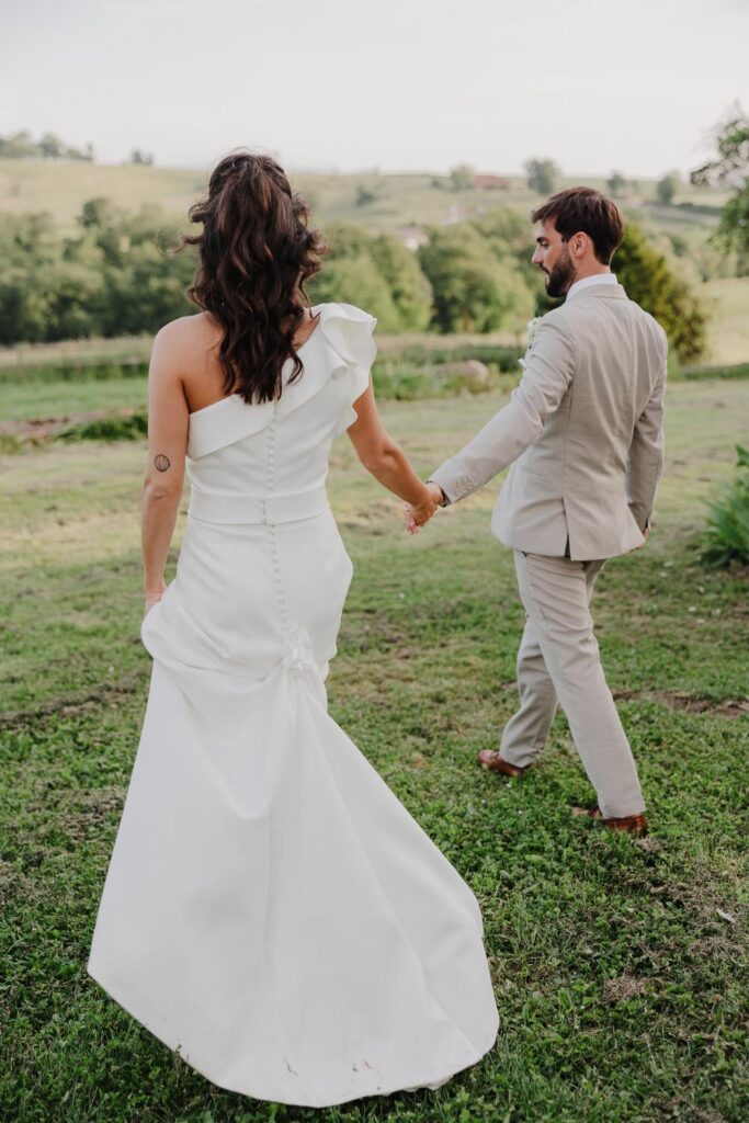 mariés qui marchent devant le chateau de biscay pour leurs photos de couple