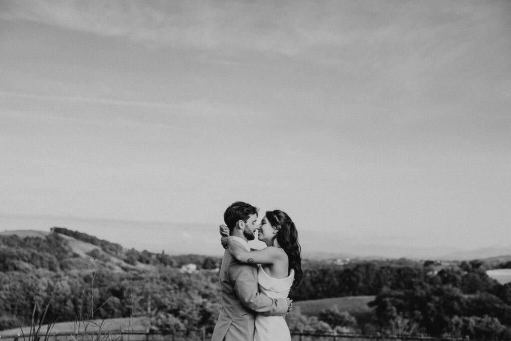 seance photo de couple dans les jardins du chateau de biscay au pays basque