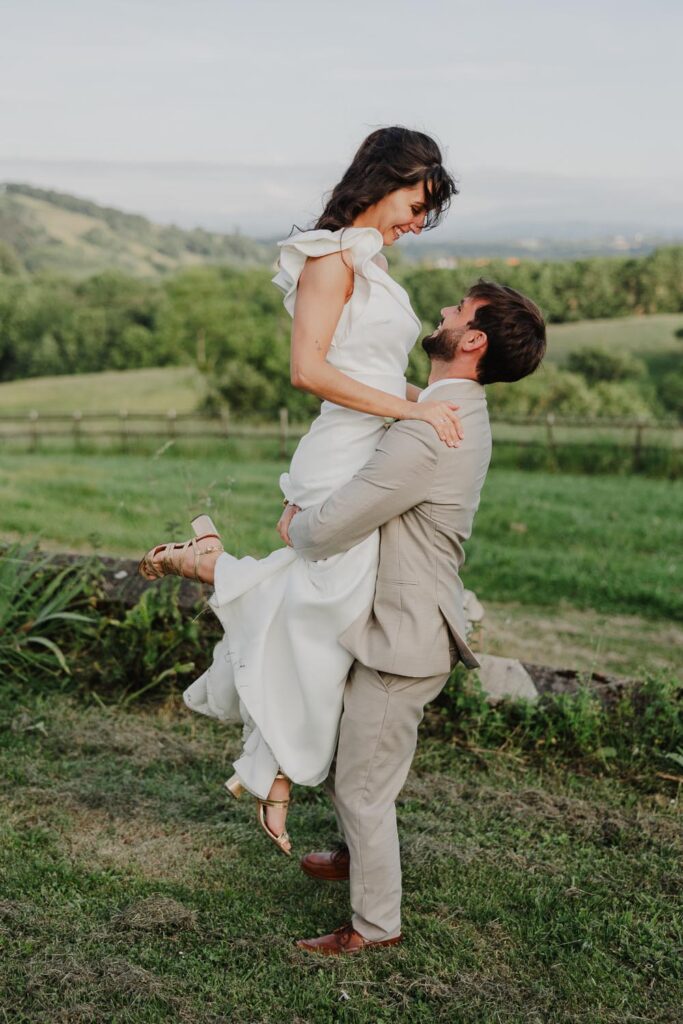 seance photo de couple dans les jardins du chateau de biscay au pays basque