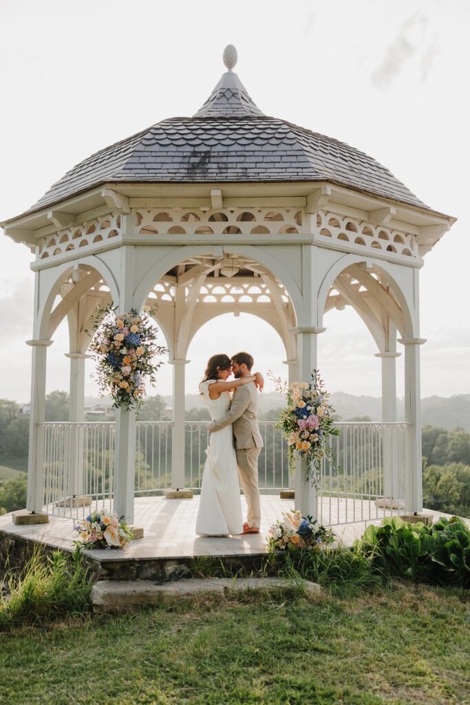 seance photo de couple dans la rotonde du chateau de biscay
