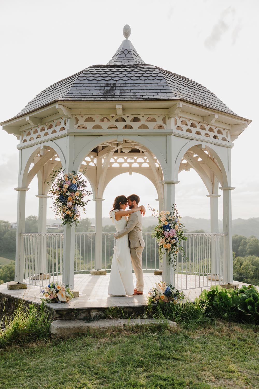 seance photo de couple dans la rotonde du chateau de biscay