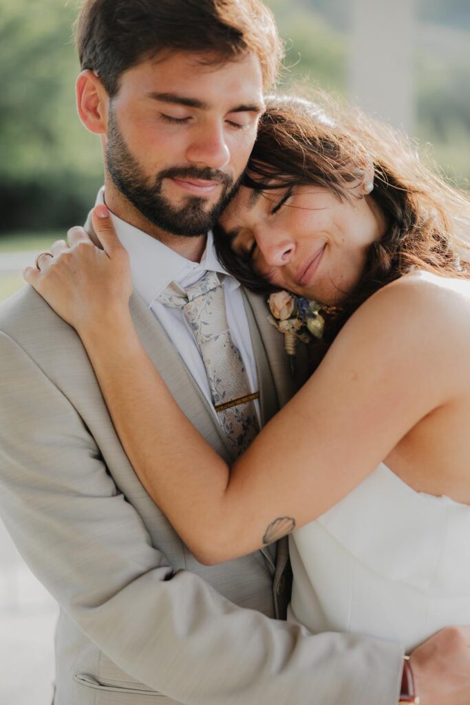 couple qui se prend dans les bras lors de leur mariage au chateau de biscay
