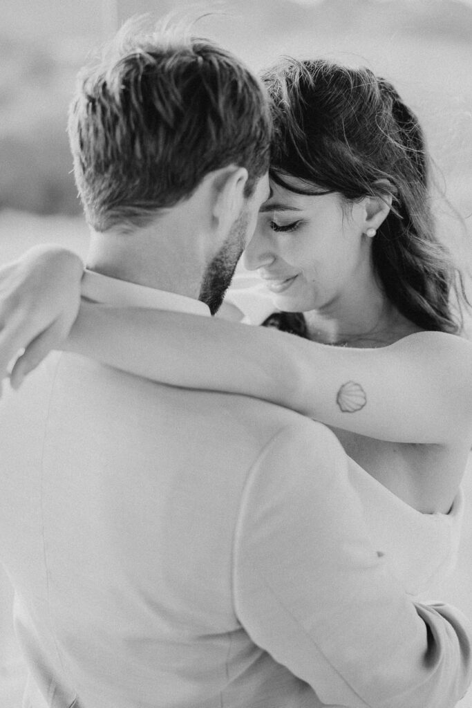 couple qui se prend dans les bras lors de leur mariage au chateau de biscay