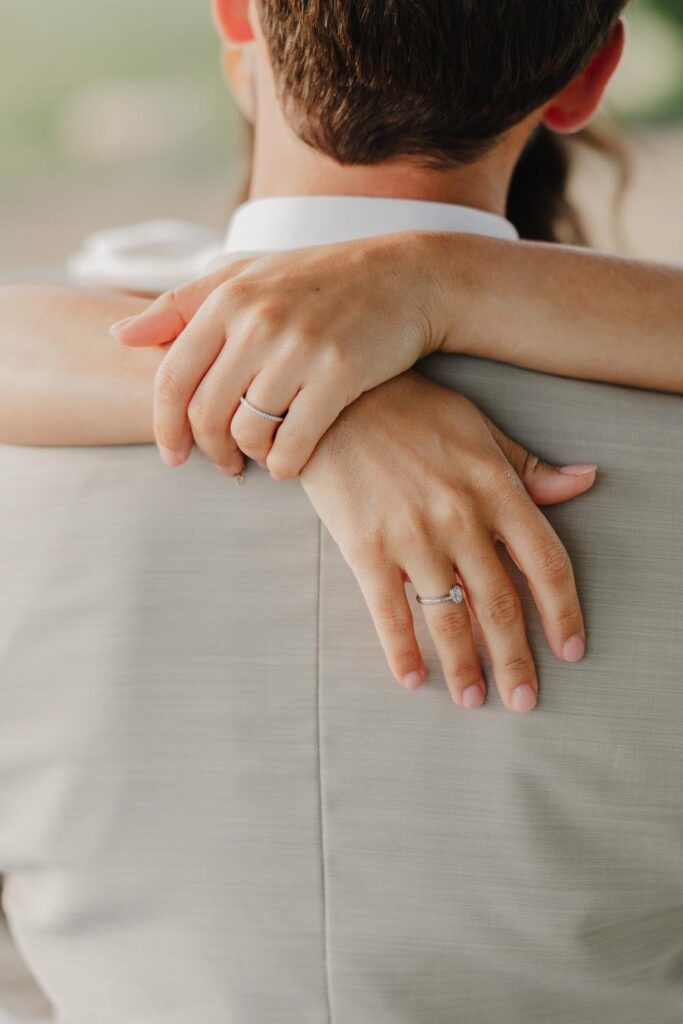 alliance de la mariée sur le dos du marié lors de leurs photos de couple au chateau de biscay